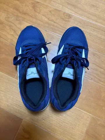 경량 네이비 스니커즈