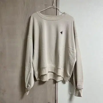 CLASSICAL ELF 베이지 맨투맨