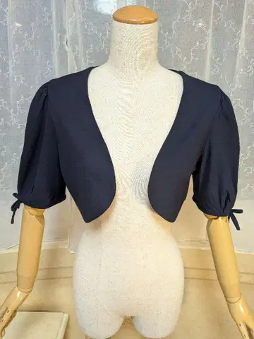 엠즈 그레이시 볼레로 40 네이비 소매가 봉긋한 리본
