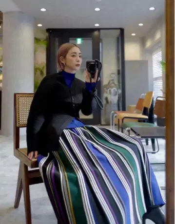 UN3D. 멀티 스트라이프 네이비 컨스트럭티브 스커트