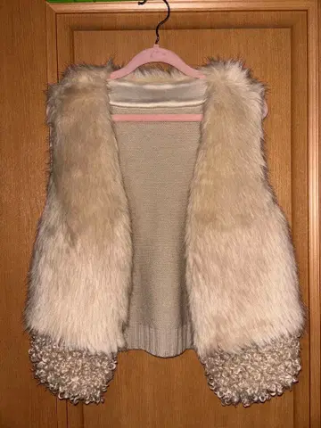 프린지 달린 크림색 베스트