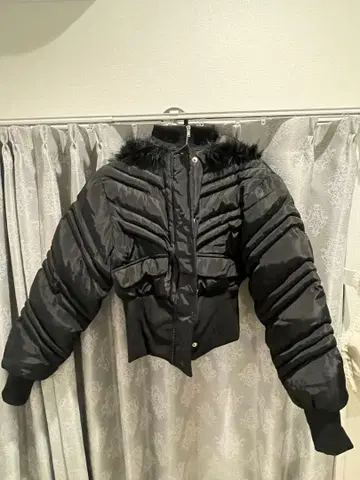 퍼 달린 블랙 숏 다운 자켓