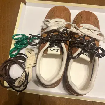 브라운 스니커즈 [ 새상품 ] 그린 끈 포함