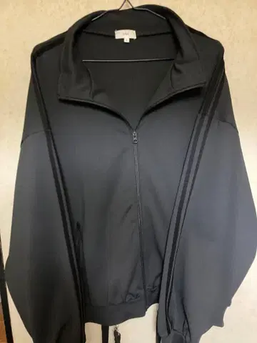 LILL 루즈 실루엣 벌룬 슬리브 페이크 서스펜더 트랙 자켓