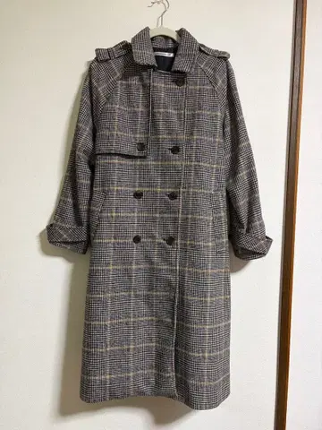 체크 무늬 트렌치코트