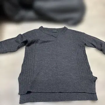 다크 그레이 V넥 니트 스웨터 Putielal
