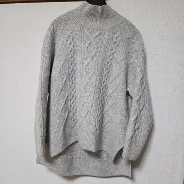 그레이 케이블 니트 하이넥 스웨터