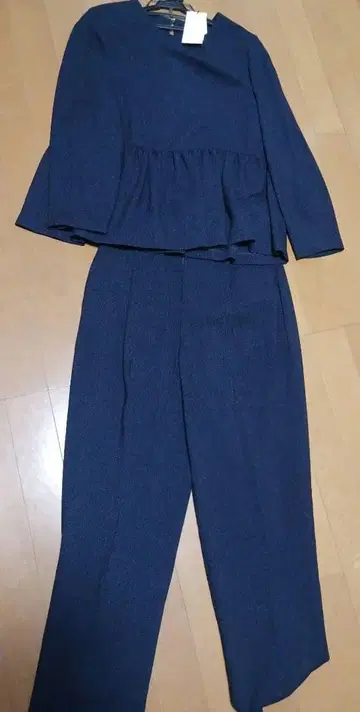 최종 가격 택 포함 미사용 새상품 vin 네이비 프릴 팬츠 셋업