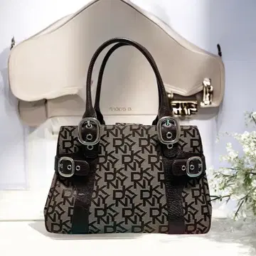 새상품급 DKNY 다나카란 모노그램 로고 핸드백 브라운 31cm