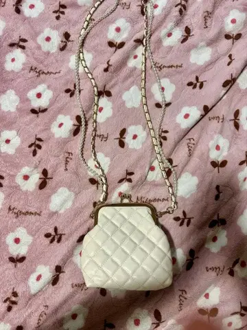 화이트 퀼팅 숄더백