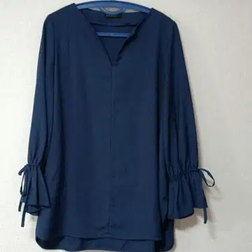 DAMA 블루의 목 슬릿 튜닉