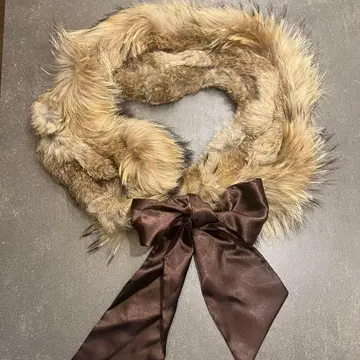 퍼 달린 머플러 베이지 브라운 리본