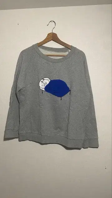 무민 자수 그레이 맨투맨 무민 가슴 자수 그레이 트레이닝복