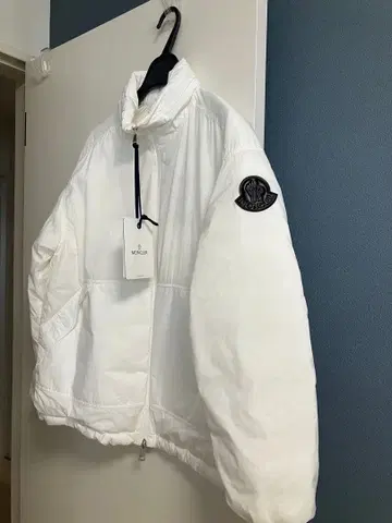 미사용 새상품 MONCLER 화이트 다운 자켓 M