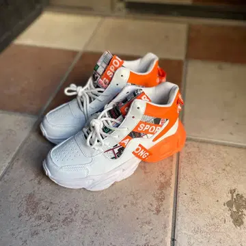 화이트/오렌지 스포츠스타일 스니커즈