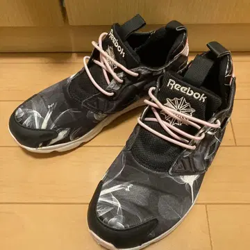 Reebok 꽃무늬 스니커즈 블랙/화이트 23.5