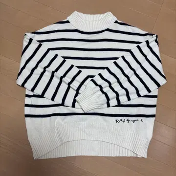 에네스베 보더 아이보리색 긴팔 스웨터