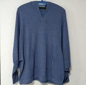 DAMA collection 파랑 V넥 후드 부착 스웨터