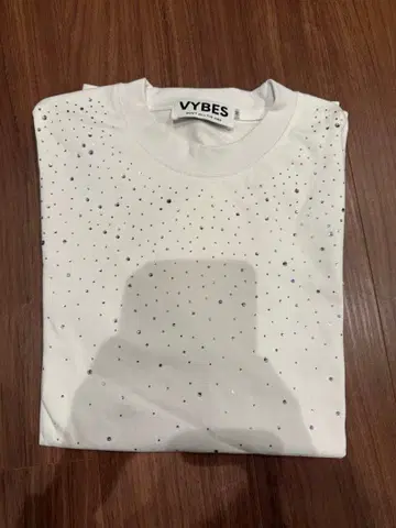 VYBES 스톤 장식 화이트 T셔츠
