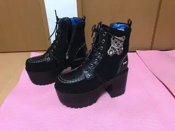 퍼 소재 블랙 부티 곰 자수 포함