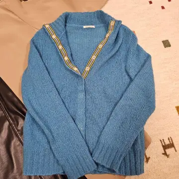 스카이블루 버튼 니트 스웨터 Mme Mignon