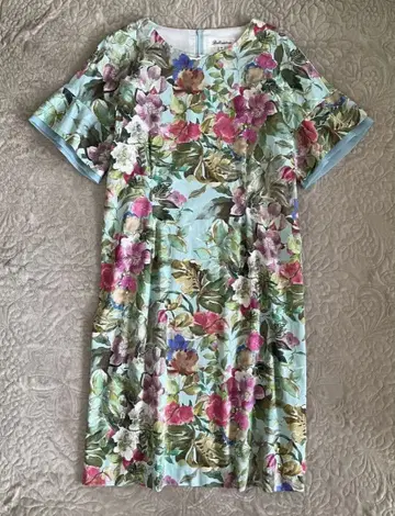 꽃무늬 반팔 무릎 기장 원피스