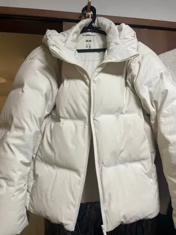 UNIQLO 화이트 심리스 다운 자켓