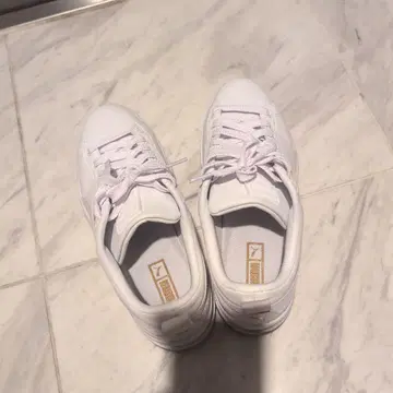 여성용 푸마 스니커즈 로고