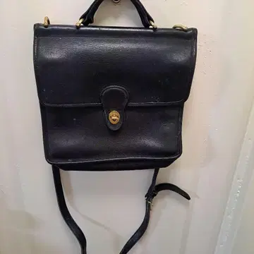 블랙 가죽 숄더백 핸들 포함