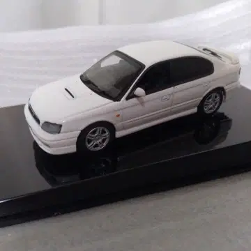 화이트 세단 미니카