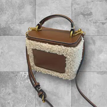 자라 브라운과 화이트 보아 숄더백