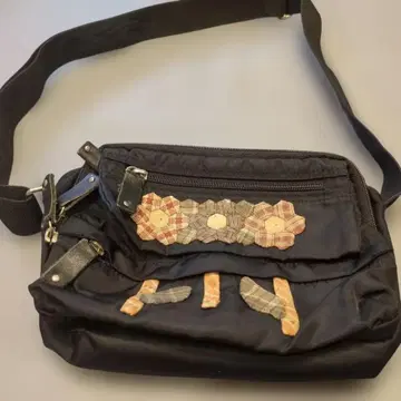 꽃 패치워크 장식 블랙 나일론 숄더백