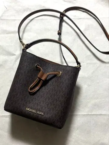 MICHAEL KORS 브라운 버킷 숄더백