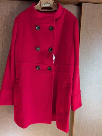 빨간색 더블 브레스트 피 코트 울 소재
