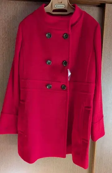 빨간색 더블 브레스트 피 코트 울 소재