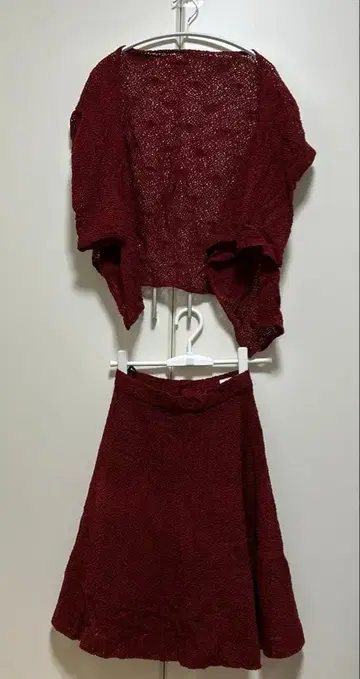 숄풍 볼레로와 스커트 버건디 레이스풍 셋업