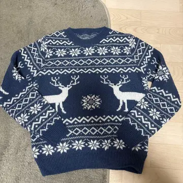 루돌프 무늬 네이비 스웨터 S 사이즈