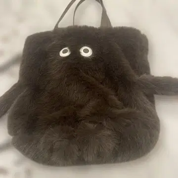 브라운 퍼 토트백 눈 달린