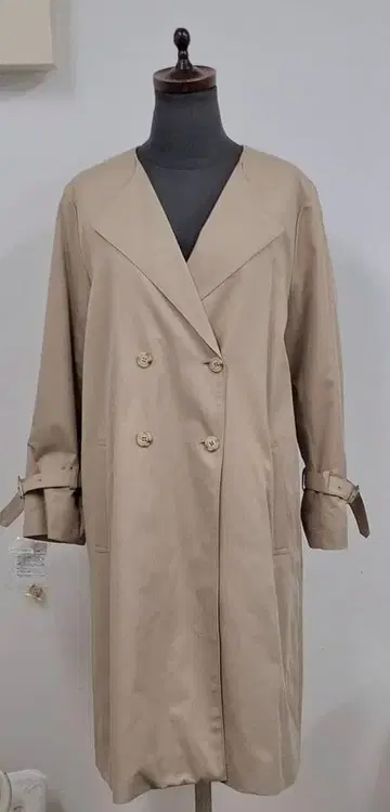 베이지 더블 브레스트 트렌치코트
