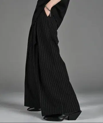 ADRER 스트라이프 패턴 슬랙스