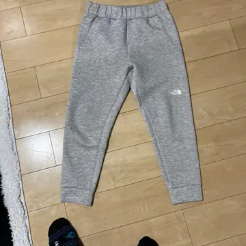 The North Face 그레이 조거 팬츠 입니다.