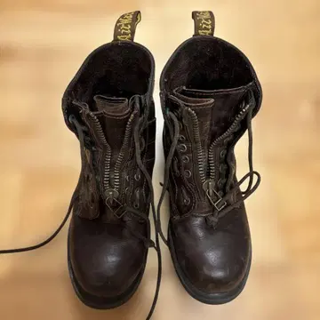 닥터마틴 8홀 부츠 (다크 브라운)