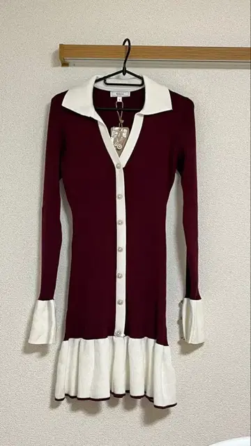 버건디와 화이트의 니트 원피스