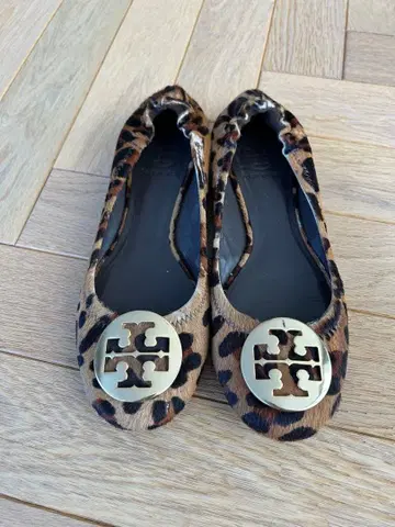 레오파드 무늬 골드 로고 플랫슈즈