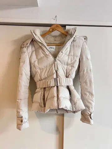 ZARA 화이트 다운 자켓