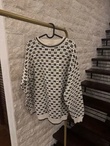 빈티지 화이트 컬러 무늬 니트 L 사이즈