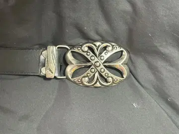 스터드 장식 가죽 벨트