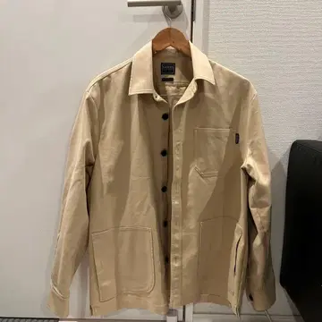 베이지 버튼 달린 캐주얼 셔츠