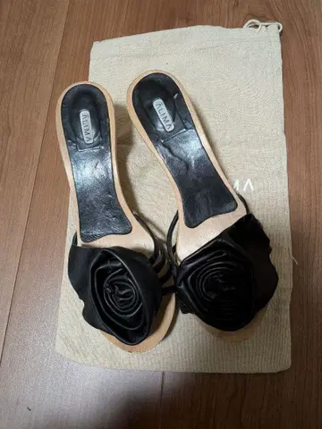 새상품급 [ALIMA] 블랙 로즈 모티브 샌들