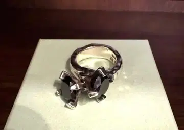 e.m. 흔들림 반지 블랙 지르코니아